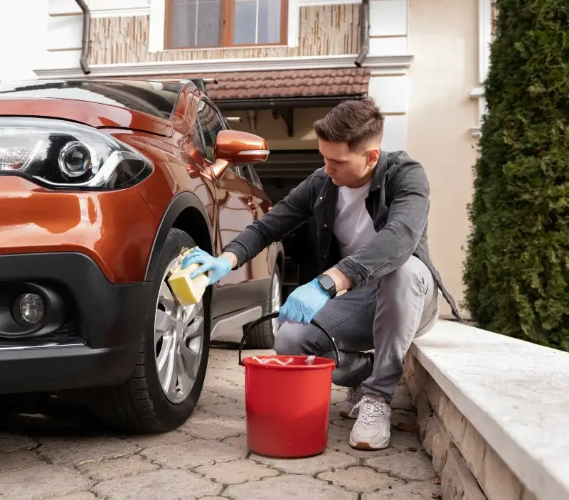 Lavage auto à domicile Neuville-Saint-Amand : professionnel intervenant sur un véhicule